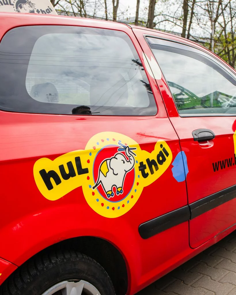 Hulthaiska franczyza – samochód z logo Hulthai.