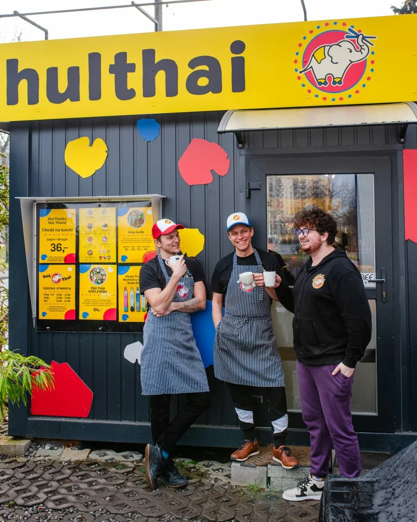 Hulthaiska ekipa przed lokalem.